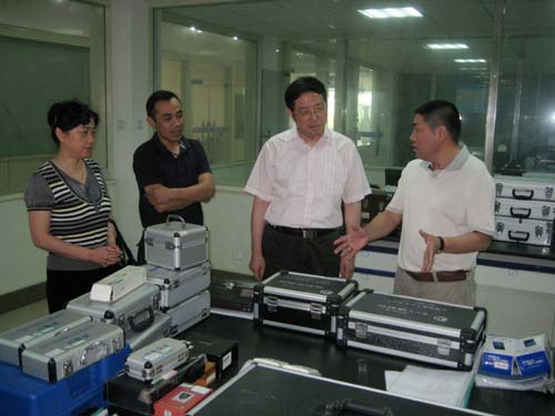 省經(jīng)信委中小企業(yè)局長(zhǎng)陳冬克來(lái)我中小企業(yè)服務(wù)中心檢查指導(dǎo)工作